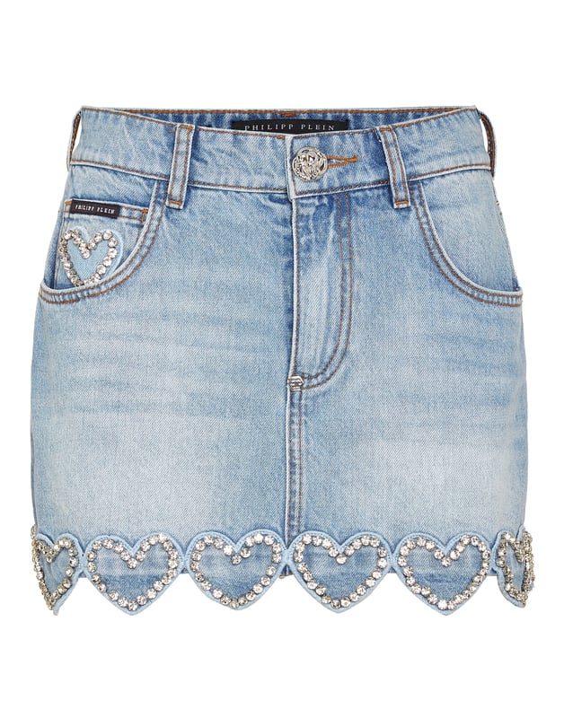 Lässigkeit trifft auf Glamour bei diesem Minirock aus Denim mit 5 Taschen. Sehen Sie sich die markanten Details an.   Stone washed Denim   Mit Juwelen besetzte Herzen auf der Unterseite   PP-Hexagon auf einem aufgenähten Aufnäher aus Saffianleder auf der rechten Gesäßtasche    Einzelner Metallknopf mit Juwelen