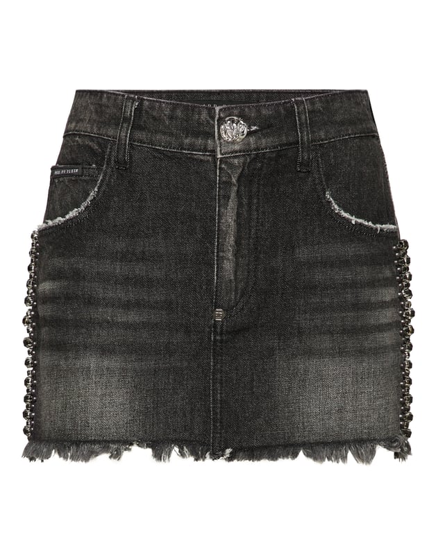 con cristales  Casual meets sporty on this denim 5 pocket miniskirt. Check out its distinctive details.   Denim    Distressed wash   Logoed patch sewn on the right rear pocket    Single jewel metal button   Raw cut bottom hem