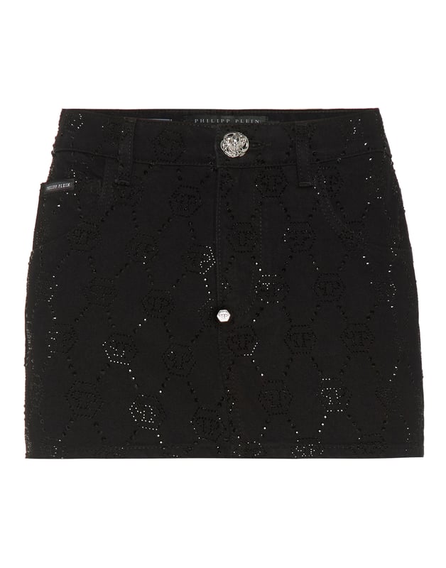 La minifalda vaquera Philipp Plein Strass Monogram es la fusión definitiva de encanto rebelde y detalle glamuroso.    Confeccionada en tejido vaquero 100 % algodón de tacto suave y forma estructurada.   Adornada con detalles de monograma de strass de la firma, que añaden brillo y textura de lujo   Presenta un diseño clásico de cinco bolsillos y cierre de botón delantero   Totalmente forrado para mayor comodidad con un forro de mezcla de poliéster y algodón   Realzado con inserciones de fibra de vidrio y una carcasa de poliéster para añadir interés visual y estructural   Combínalo con una camiseta recortada o un blazer de gran tamaño para una declaración de moda intrépida