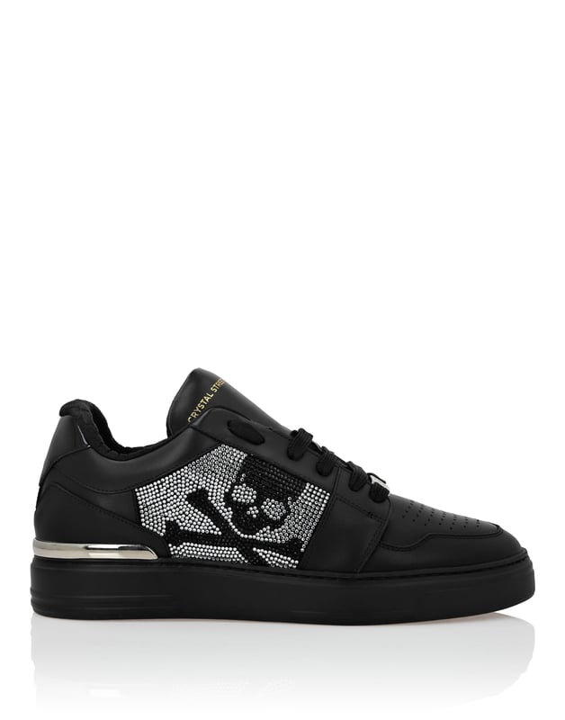 con cristales  Para su look deportivo le recomendamos estas zapatillas lo-top básicas pero llenas de carácter. Eche un vistazo a los detalles.   Parte superior de napa y ante con detalles de pedrería   Skull&Bones estampado en el cuarto exterior   Puntera perforada   Cordones de color en contraste   Cuello de color en contraste   Entresuela de goma con logotipo de alta tecnología, ergonómica, ultraligera y amortiguadora   Suela exterior de goma estriada para un agarre máximo   Forro de napa y plantilla extraíble