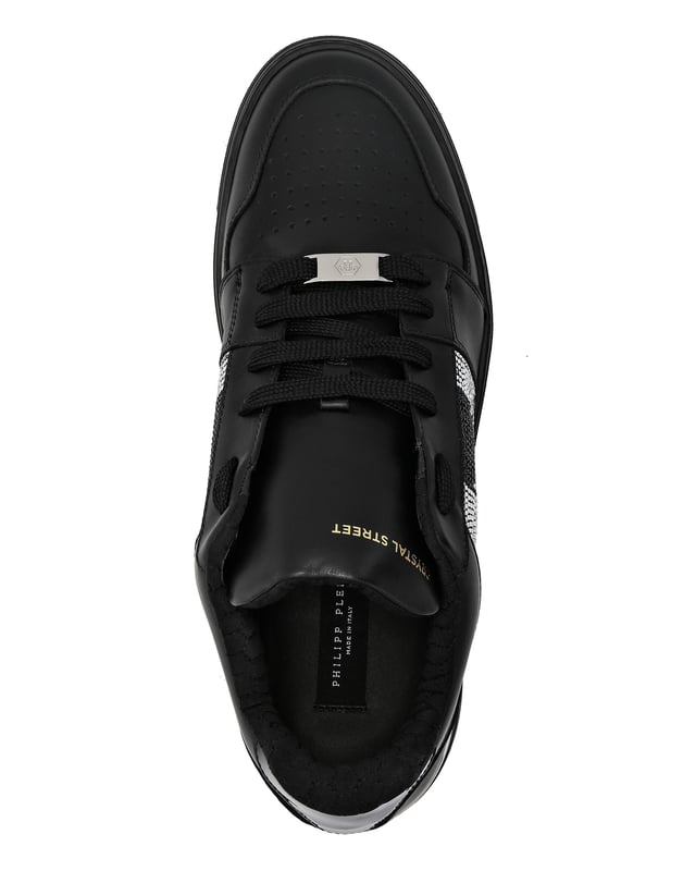 con cristales  Para su look deportivo le recomendamos estas zapatillas lo-top básicas pero llenas de carácter. Eche un vistazo a los detalles.   Parte superior de napa y ante con detalles de pedrería   Skull&Bones estampado en el cuarto exterior   Puntera perforada   Cordones de color en contraste   Cuello de color en contraste   Entresuela de goma con logotipo de alta tecnología, ergonómica, ultraligera y amortiguadora   Suela exterior de goma estriada para un agarre máximo   Forro de napa y plantilla extraíble