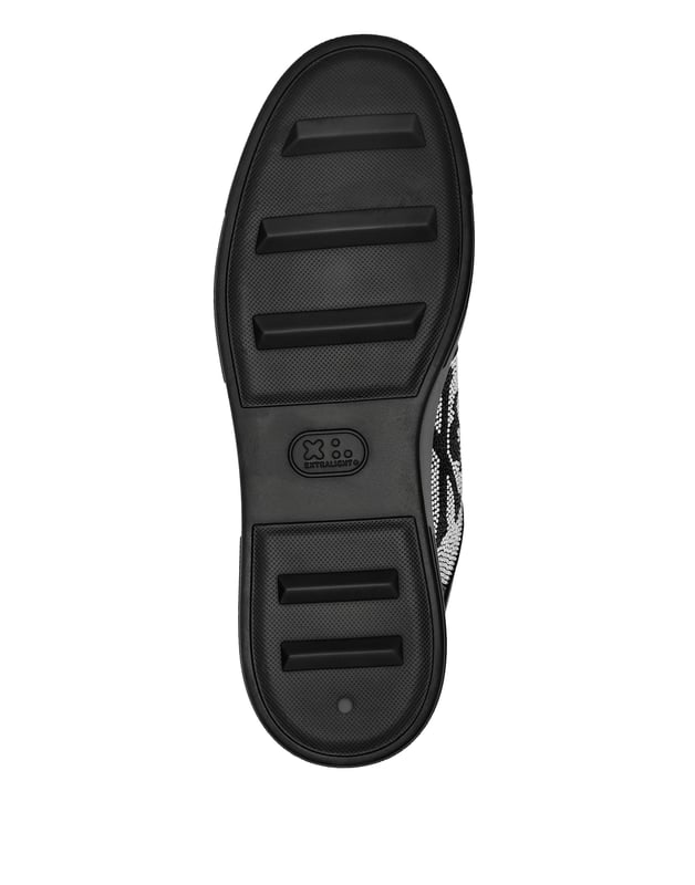 con cristales  Para su look deportivo le recomendamos estas zapatillas lo-top básicas pero llenas de carácter. Eche un vistazo a los detalles.   Parte superior de napa y ante con detalles de pedrería   Skull&Bones estampado en el cuarto exterior   Puntera perforada   Cordones de color en contraste   Cuello de color en contraste   Entresuela de goma con logotipo de alta tecnología, ergonómica, ultraligera y amortiguadora   Suela exterior de goma estriada para un agarre máximo   Forro de napa y plantilla extraíble