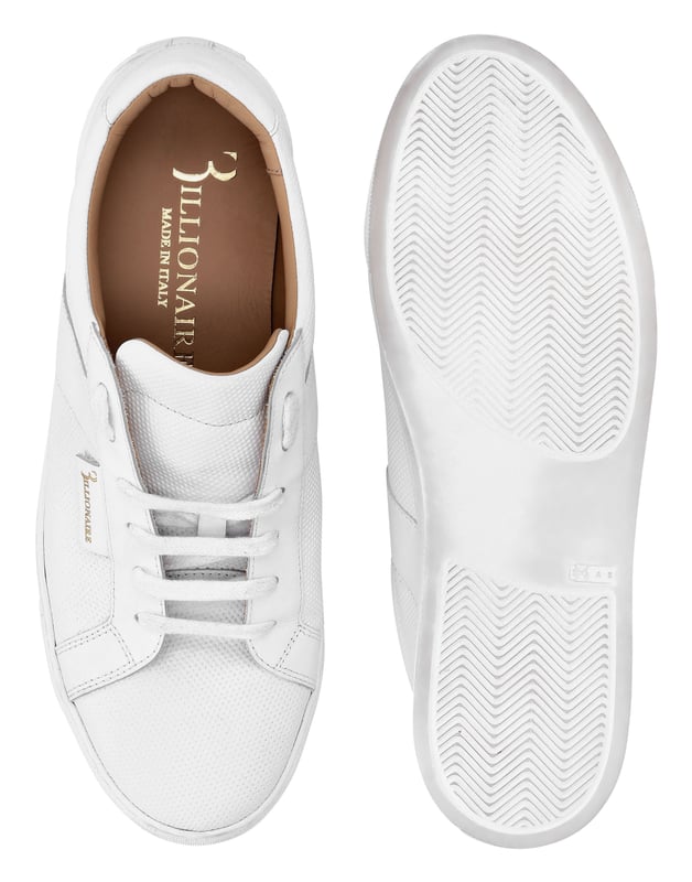 Bringen Sie etwas Stil in Ihre Entspannungszeit. Vielleicht mit diesen Lo-Top-Sneakers aus perforiertem Wildleder mit Nappa-Details. Gepolsterter Kragen und Zunge. Weiße Schnürsenkel. Stoßdämpfende Gummisohle. Rutschfeste Gummilaufsohle. Lederfutter und herausnehmbare Innensohle.