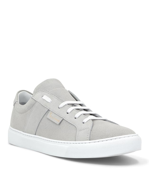 Bringen Sie etwas Stil in Ihre Entspannungszeit. Vielleicht mit diesen Lo-Top-Sneakers aus Wildleder mit perforierten Details. Gepolsterter Kragen und Lasche. Weiße Schnürsenkel. Stoßdämpfende Gummisohle. Rutschfeste Gummilaufsohle. Lederfutter und herausnehmbare Innensohle.