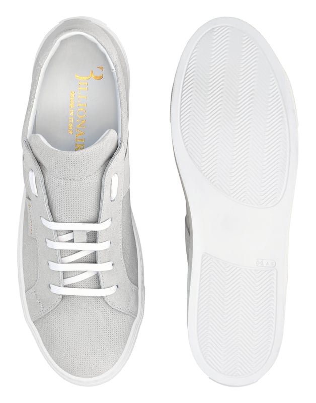 Bringen Sie etwas Stil in Ihre Entspannungszeit. Vielleicht mit diesen Lo-Top-Sneakers aus Wildleder mit perforierten Details. Gepolsterter Kragen und Lasche. Weiße Schnürsenkel. Stoßdämpfende Gummisohle. Rutschfeste Gummilaufsohle. Lederfutter und herausnehmbare Innensohle.