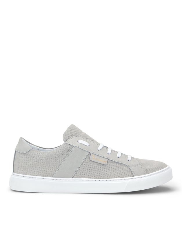 Bringen Sie etwas Stil in Ihre Entspannungszeit. Vielleicht mit diesen Lo-Top-Sneakers aus Wildleder mit perforierten Details. Gepolsterter Kragen und Lasche. Weiße Schnürsenkel. Stoßdämpfende Gummisohle. Rutschfeste Gummilaufsohle. Lederfutter und herausnehmbare Innensohle.