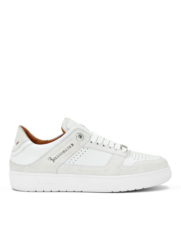 Sportlich mit Stil und Eleganz. Wir empfehlen diese Lo-Top-Laufschuhe aus weichem Leder mit einzigartigen Details. Erfahren Sie mehr.  Obermaterial aus Nappa und Wildleder  Perforierte Elemente  Metall-Lettering auf dem äußeren Viertel  Passende Schnürsenkel  Gerillte Gummilaufsohle für maximalen Grip  Lederfutter und herausnehmbare Innensohle