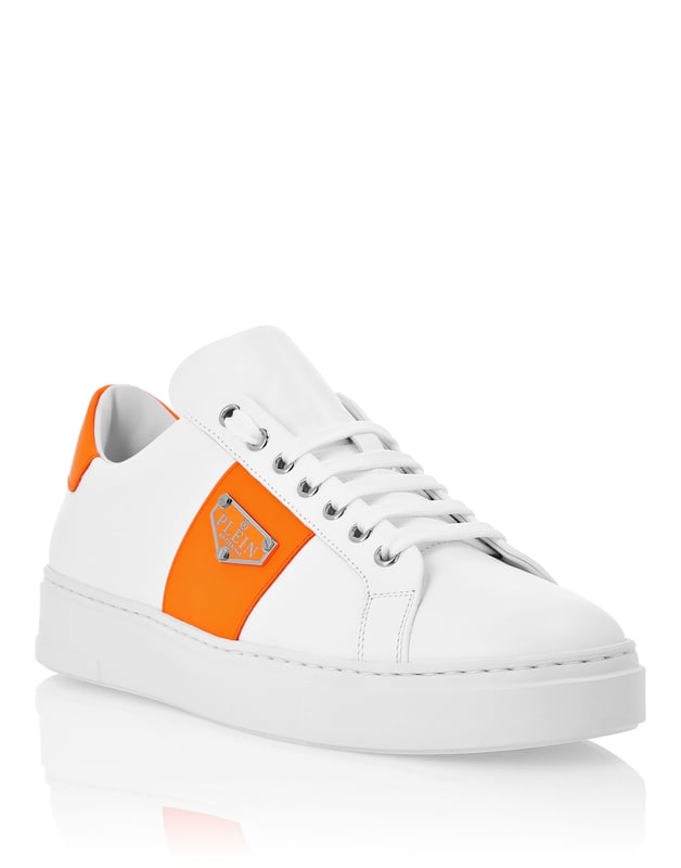 Entdecken Sie die Einzigartigkeit mit diesen Low-Top-Sneakers aus Nappaleder. Hier sind die Details:  br>  Material: Nappa  br> Logo: Logobadge auf dem äußeren Viertel aufgebracht  br> Verschluss: Schnürung  br> Sohle: rutschfeste Gummisohle  br> Futter: Innenfutter  br> Einlegesohle: Herausnehmbare Einlegesohle  br>