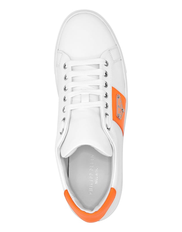 Entdecken Sie die Einzigartigkeit mit diesen Low-Top-Sneakers aus Nappaleder. Hier sind die Details:  br>  Material: Nappa  br> Logo: Logobadge auf dem äußeren Viertel aufgebracht  br> Verschluss: Schnürung  br> Sohle: rutschfeste Gummisohle  br> Futter: Innenfutter  br> Einlegesohle: Herausnehmbare Einlegesohle  br>
