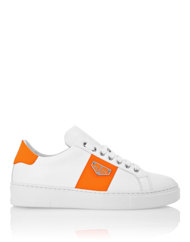 Entdecken Sie die Einzigartigkeit mit diesen Low-Top-Sneakers aus Nappaleder. Hier sind die Details:  br>  Material: Nappa  br> Logo: Logobadge auf dem äußeren Viertel aufgebracht  br> Verschluss: Schnürung  br> Sohle: rutschfeste Gummisohle  br> Futter: Innenfutter  br> Einlegesohle: Herausnehmbare Einlegesohle  br>