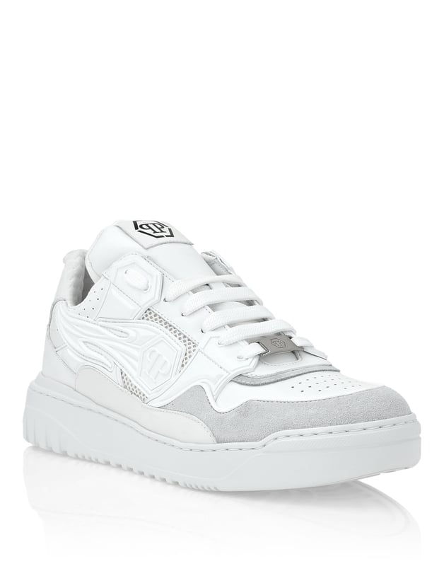 Fügen Sie Ihrem Look mit diesen Low-Top-Sneakern, die aus kontrastierenden Materialien gefertigt sind, etwas Einzigartigkeit hinzu. Achten Sie auf die Details. Nappa- und Neopren-Obermaterial in mehreren Farben Logo-Patch auf dem äußeren Viertel aufgenäht Perforierte Elemente Platzierte Polsterungen für mehr Komfort Gummiierte Zwischensohle Gerillte Außensohle für maximalen Grip Futter und herausnehmbare Einlegesohle