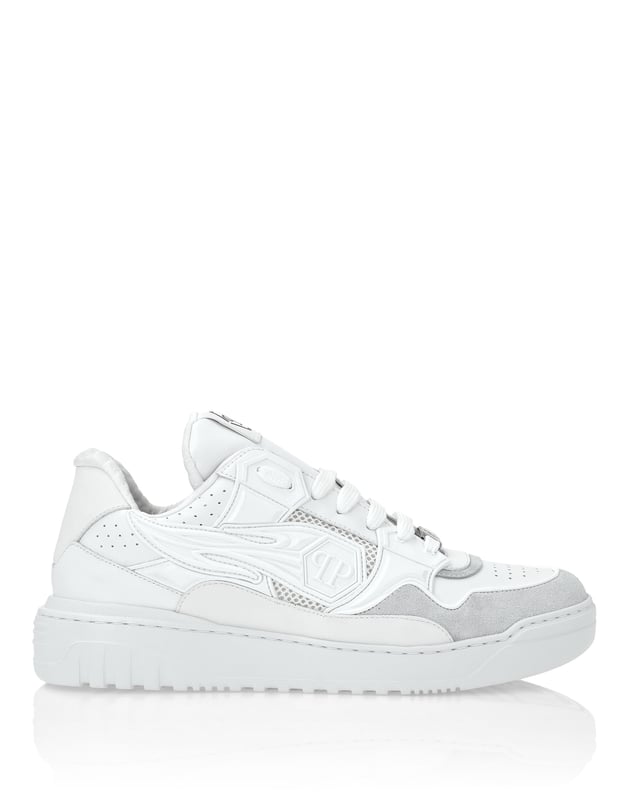 Fügen Sie Ihrem Look mit diesen Low-Top-Sneakern, die aus kontrastierenden Materialien gefertigt sind, etwas Einzigartigkeit hinzu. Achten Sie auf die Details. Nappa- und Neopren-Obermaterial in mehreren Farben Logo-Patch auf dem äußeren Viertel aufgenäht Perforierte Elemente Platzierte Polsterungen für mehr Komfort Gummiierte Zwischensohle Gerillte Außensohle für maximalen Grip Futter und herausnehmbare Einlegesohle