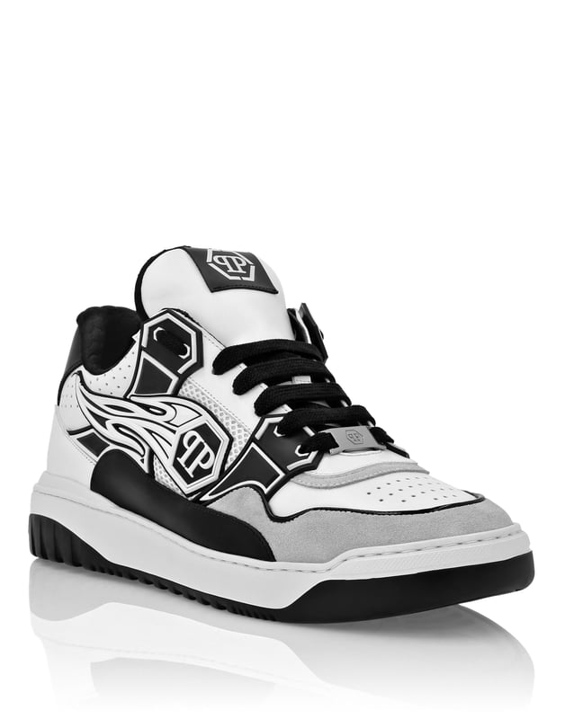 Voeg wat uniciteit toe aan je look met deze lo-top sneakers met contrasterende materialen. Kijk naar de details. Nappa en neopreen, bovenwerk in meerdere kleuren. Gepatched logo op het buitenste kwart. Geperforeerde elementen. Geplaatst padding voor meer comfort. Geverfde tussenzool. Geribbelde outsole voor maximale grip. Voering en uitneembare inlegzool.