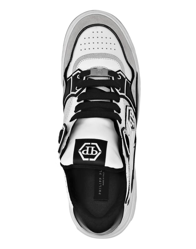 Voeg wat uniciteit toe aan je look met deze lo-top sneakers met contrasterende materialen. Kijk naar de details. Nappa en neopreen, bovenwerk in meerdere kleuren. Gepatched logo op het buitenste kwart. Geperforeerde elementen. Geplaatst padding voor meer comfort. Geverfde tussenzool. Geribbelde outsole voor maximale grip. Voering en uitneembare inlegzool.