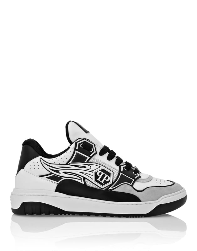 Voeg wat uniciteit toe aan je look met deze lo-top sneakers met contrasterende materialen. Kijk naar de details. Nappa en neopreen, bovenwerk in meerdere kleuren. Gepatched logo op het buitenste kwart. Geperforeerde elementen. Geplaatst padding voor meer comfort. Geverfde tussenzool. Geribbelde outsole voor maximale grip. Voering en uitneembare inlegzool.