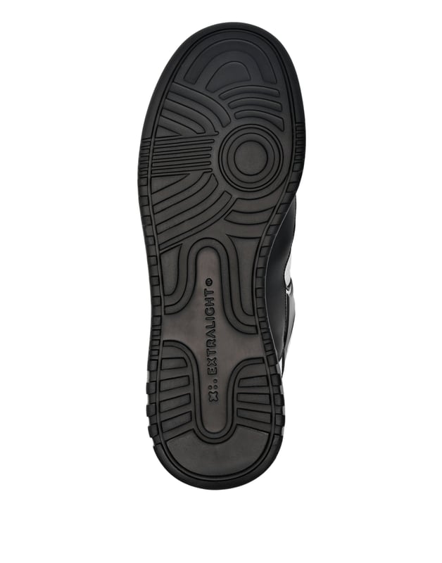 Voeg wat uniciteit toe aan je look met deze lo-top sneakers met contrasterende materialen. Kijk naar de details. Nappa en neopreen, bovenwerk in meerdere kleuren. Gepatched logo op het buitenste kwart. Geperforeerde elementen. Geplaatst padding voor meer comfort. Geverfde tussenzool. Geribbelde outsole voor maximale grip. Voering en uitneembare inlegzool.