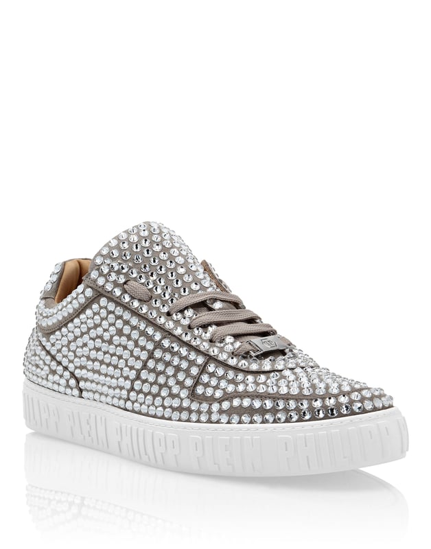 Verfraaid  Met strass ingelegde nubuck King Power lo-top sneakers. Een metalen badge met logo op het oogje. Vetersluiting. Merkopschrift in reliëf op de middenzool. Glijvaste rubberen zool. Binnenvoering en uitneembare binnenzool.