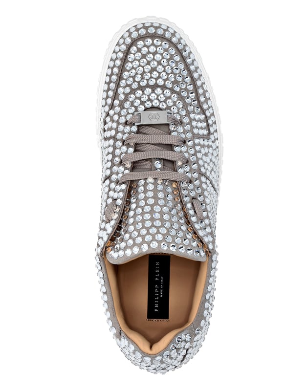 Verfraaid  Met strass ingelegde nubuck King Power lo-top sneakers. Een metalen badge met logo op het oogje. Vetersluiting. Merkopschrift in reliëf op de middenzool. Glijvaste rubberen zool. Binnenvoering en uitneembare binnenzool.