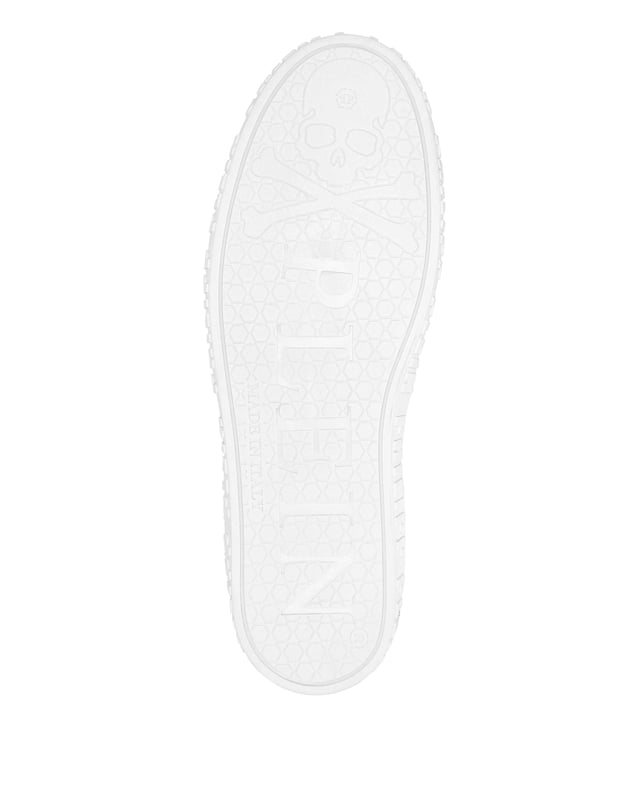 Verfraaid  Met strass ingelegde nubuck King Power lo-top sneakers. Een metalen badge met logo op het oogje. Vetersluiting. Merkopschrift in reliëf op de middenzool. Glijvaste rubberen zool. Binnenvoering en uitneembare binnenzool.