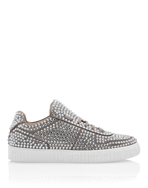 Verfraaid  Met strass ingelegde nubuck King Power lo-top sneakers. Een metalen badge met logo op het oogje. Vetersluiting. Merkopschrift in reliëf op de middenzool. Glijvaste rubberen zool. Binnenvoering en uitneembare binnenzool.