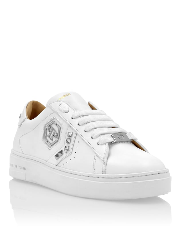 Elegante uniekheid voor uw vrije tijd met deze leren Hexagon lo-top sneakers. Bekijk de details. Nappa Suède details en studs applicatie Logoed suède kraag Lacing dat overeenkomt met de kraag Metalen PP Hexagon op de buitenste kwart Moulded loopzool Binnenvoering en uitneembare inlegzool