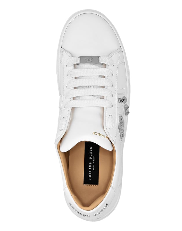 Elegante uniekheid voor uw vrije tijd met deze leren Hexagon lo-top sneakers. Bekijk de details. Nappa Suède details en studs applicatie Logoed suède kraag Lacing dat overeenkomt met de kraag Metalen PP Hexagon op de buitenste kwart Moulded loopzool Binnenvoering en uitneembare inlegzool