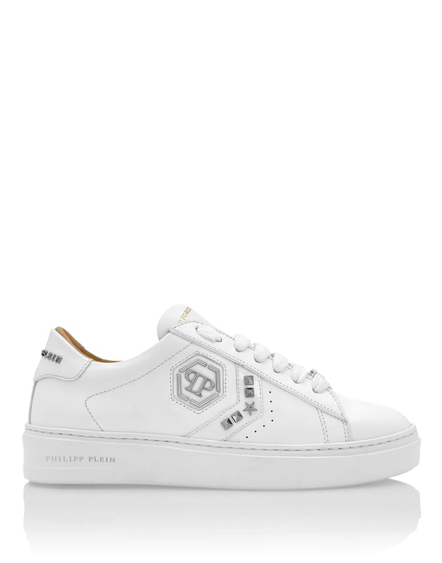 Elegante uniekheid voor uw vrije tijd met deze leren Hexagon lo-top sneakers. Bekijk de details. Nappa Suède details en studs applicatie Logoed suède kraag Lacing dat overeenkomt met de kraag Metalen PP Hexagon op de buitenste kwart Moulded loopzool Binnenvoering en uitneembare inlegzool