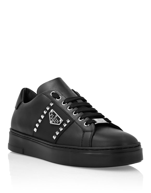 Setzen Sie ein mutiges Statement mit diesen eleganten Ledersneakern, die moderne Eleganz mit luxuriösen Details kombinieren und jedes Freizeitoutfit aufwerten.    Gefertigt aus Premium-Leder für eine glatte und langlebige Oberfläche.   Verziert mit Metallnieten für einen Hauch von urbanem Flair.   Bequeme gepolsterte Sohle ideal für den ganzen Tag tragen.   Unterschrift Logo Detaillierung fügt eine raffinierte, gebrandmarkt Note.   Vielseitiger Stil, der sich mühelos mit Jeans, Jogginghosen oder maßgeschneiderten Hosen kombinieren lässt.
