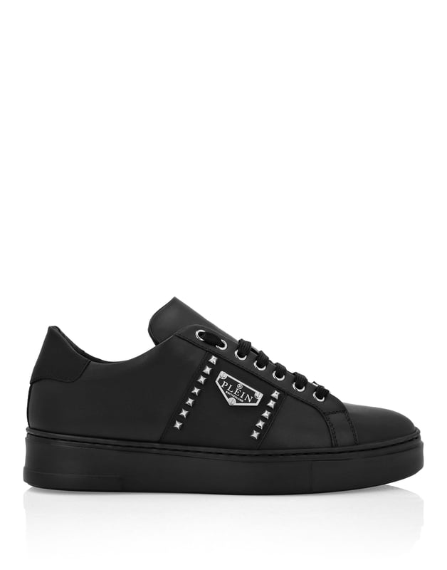Setzen Sie ein mutiges Statement mit diesen eleganten Ledersneakern, die moderne Eleganz mit luxuriösen Details kombinieren und jedes Freizeitoutfit aufwerten.    Gefertigt aus Premium-Leder für eine glatte und langlebige Oberfläche.   Verziert mit Metallnieten für einen Hauch von urbanem Flair.   Bequeme gepolsterte Sohle ideal für den ganzen Tag tragen.   Unterschrift Logo Detaillierung fügt eine raffinierte, gebrandmarkt Note.   Vielseitiger Stil, der sich mühelos mit Jeans, Jogginghosen oder maßgeschneiderten Hosen kombinieren lässt.