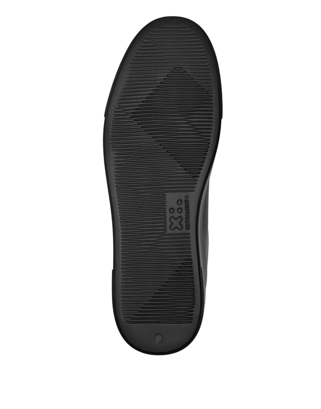 Setzen Sie ein mutiges Statement mit diesen eleganten Ledersneakern, die moderne Eleganz mit luxuriösen Details kombinieren und jedes Freizeitoutfit aufwerten.    Gefertigt aus Premium-Leder für eine glatte und langlebige Oberfläche.   Verziert mit Metallnieten für einen Hauch von urbanem Flair.   Bequeme gepolsterte Sohle ideal für den ganzen Tag tragen.   Unterschrift Logo Detaillierung fügt eine raffinierte, gebrandmarkt Note.   Vielseitiger Stil, der sich mühelos mit Jeans, Jogginghosen oder maßgeschneiderten Hosen kombinieren lässt.
