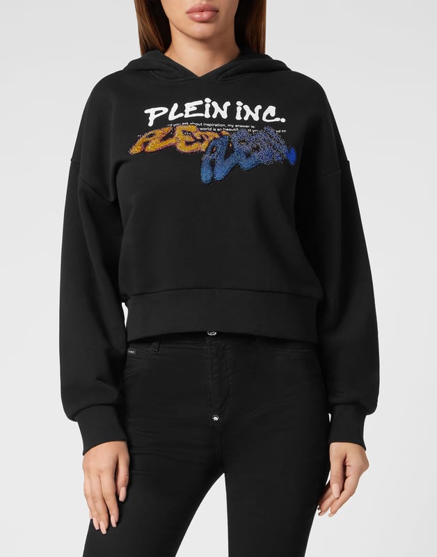 Defina su estilo con una pizca de personalidad. Eche un vistazo a esta sudadera con capucha de forro polar con detalles distintivos.   Suave forro polar de mezcla de algodón.   El estampado de la marca Bombing Graffiti de strass en la parte delantera   PP Hexágono en una insignia de cuero saffiano cosido en la capucha   Rib dobladillos de punto   Fit: Cropped