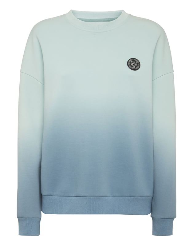 Esta sudadera oversize degrade fusiona la comodidad informal con un diseño elevado, ofreciendo una declaración de lujo sin esfuerzo para los días fuera de servicio. Su acabado degradado aporta un toque moderno a una silueta atemporal.    El efecto degradé añade profundidad y un toque contemporáneo.   Corte oversize para un look relajado y de tendencia   Tejido suave al tacto que garantiza una comodidad duradera   Los ribetes acanalados aportan estructura y detalles refinados   El sutil parche con el logotipo completa la pieza con la identidad de la firma