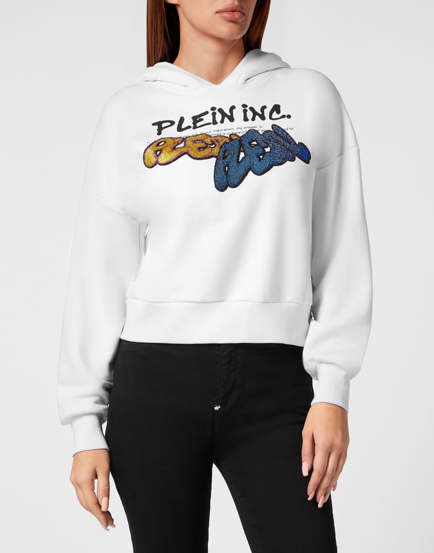 Defina su estilo con una pizca de personalidad. Eche un vistazo a esta sudadera con capucha de forro polar con detalles distintivos.   Suave forro polar de mezcla de algodón.   El estampado de la marca Bombing Graffiti de strass en la parte delantera   PP Hexágono en una insignia de cuero saffiano cosido en la capucha   Rib dobladillos de punto   Fit: Cropped