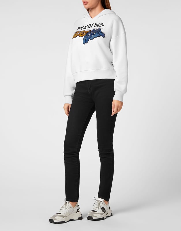 Defina su estilo con una pizca de personalidad. Eche un vistazo a esta sudadera con capucha de forro polar con detalles distintivos.   Suave forro polar de mezcla de algodón.   El estampado de la marca Bombing Graffiti de strass en la parte delantera   PP Hexágono en una insignia de cuero saffiano cosido en la capucha   Rib dobladillos de punto   Fit: Cropped