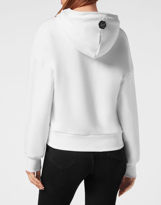 Defina su estilo con una pizca de personalidad. Eche un vistazo a esta sudadera con capucha de forro polar con detalles distintivos.   Suave forro polar de mezcla de algodón.   El estampado de la marca Bombing Graffiti de strass en la parte delantera   PP Hexágono en una insignia de cuero saffiano cosido en la capucha   Rib dobladillos de punto   Fit: Cropped