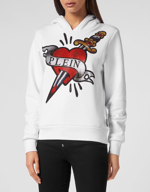 Descubra lo original que es esta sudadera con capucha de forro polar de algodón con estampados y aplicaciones.   Suave forro polar de algodón   Estampados con temática Love Tattoo con pedrería en la parte delantera   Hexágono PP en una insignia de cuero saffiano cosida encima de la capucha    Dos bolsillos con aberturas   Dobladillo de punto elástico   Ajuste: Over