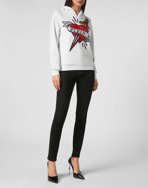 Descubra lo original que es esta sudadera con capucha de forro polar de algodón con estampados y aplicaciones.   Suave forro polar de algodón   Estampados con temática Love Tattoo con pedrería en la parte delantera   Hexágono PP en una insignia de cuero saffiano cosida encima de la capucha    Dos bolsillos con aberturas   Dobladillo de punto elástico   Ajuste: Over