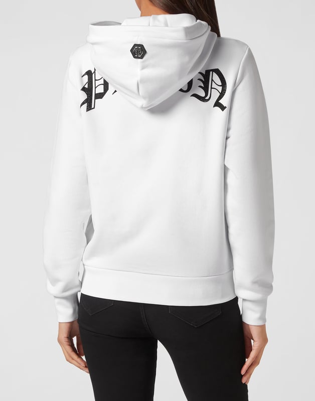 Descubra lo original que es esta sudadera con capucha de forro polar de algodón con estampados y aplicaciones.   Suave forro polar de algodón   Estampados con temática Love Tattoo con pedrería en la parte delantera   Hexágono PP en una insignia de cuero saffiano cosida encima de la capucha    Dos bolsillos con aberturas   Dobladillo de punto elástico   Ajuste: Over