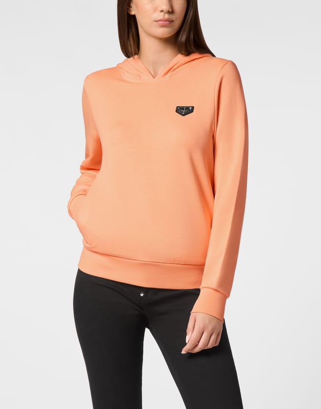 Eleva Tu Estilo Casual con Nuestro Hoodie Elegante  Este hoodie elegante es una adición esencial para tu guardarropa casual. Confeccionado en 100% algodón, combina confort con un toque de audacia, haciéndolo perfecto para cualquier ocasión.    Fresco y Audaz: Cuenta con un parche negro en el pecho que añade un toque único y audaz, distinguiéndolo de los demás.   Confort y Calidez: Fabricado con mangas largas y material 100% algodón para asegurar confort y calidez, ideal para el uso diario.   Toque de Lujo: El icónico logo de Plein en el pecho realza el hoodie con un toque de lujo y sofisticación.   Estilo Versátil: Esta pieza versátil puede vestirse de forma elegante o casual, perfecta para hacer recados o salir con amigos.   Moda y Funcionalidad: Te mantiene viendo y sintiendo genial, ya sea que estés de paseo o relajándote en casa.  Este hoodie está diseñado para ser un elemento básico en tu colección casual, ofreciendo tanto estilo como practicidad para adaptarse a tu estilo de vida.