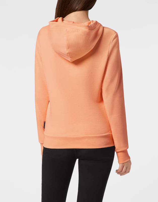 Eleva Tu Estilo Casual con Nuestro Hoodie Elegante  Este hoodie elegante es una adición esencial para tu guardarropa casual. Confeccionado en 100% algodón, combina confort con un toque de audacia, haciéndolo perfecto para cualquier ocasión.    Fresco y Audaz: Cuenta con un parche negro en el pecho que añade un toque único y audaz, distinguiéndolo de los demás.   Confort y Calidez: Fabricado con mangas largas y material 100% algodón para asegurar confort y calidez, ideal para el uso diario.   Toque de Lujo: El icónico logo de Plein en el pecho realza el hoodie con un toque de lujo y sofisticación.   Estilo Versátil: Esta pieza versátil puede vestirse de forma elegante o casual, perfecta para hacer recados o salir con amigos.   Moda y Funcionalidad: Te mantiene viendo y sintiendo genial, ya sea que estés de paseo o relajándote en casa.  Este hoodie está diseñado para ser un elemento básico en tu colección casual, ofreciendo tanto estilo como practicidad para adaptarse a tu estilo de vida.