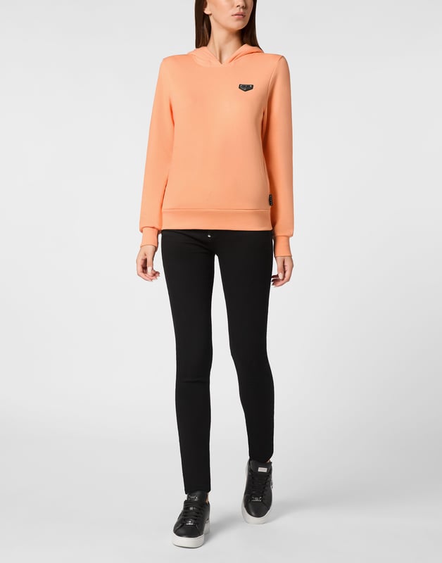 Eleva Tu Estilo Casual con Nuestro Hoodie Elegante  Este hoodie elegante es una adición esencial para tu guardarropa casual. Confeccionado en 100% algodón, combina confort con un toque de audacia, haciéndolo perfecto para cualquier ocasión.    Fresco y Audaz: Cuenta con un parche negro en el pecho que añade un toque único y audaz, distinguiéndolo de los demás.   Confort y Calidez: Fabricado con mangas largas y material 100% algodón para asegurar confort y calidez, ideal para el uso diario.   Toque de Lujo: El icónico logo de Plein en el pecho realza el hoodie con un toque de lujo y sofisticación.   Estilo Versátil: Esta pieza versátil puede vestirse de forma elegante o casual, perfecta para hacer recados o salir con amigos.   Moda y Funcionalidad: Te mantiene viendo y sintiendo genial, ya sea que estés de paseo o relajándote en casa.  Este hoodie está diseñado para ser un elemento básico en tu colección casual, ofreciendo tanto estilo como practicidad para adaptarse a tu estilo de vida.