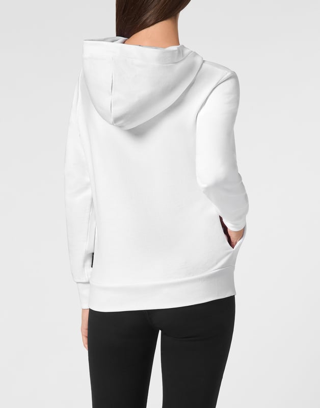 Eleva Tu Estilo Casual con Nuestro Hoodie Elegante  Este hoodie elegante es una adición esencial para tu guardarropa casual. Confeccionado en 100% algodón, combina confort con un toque de audacia, haciéndolo perfecto para cualquier ocasión.    Fresco y Audaz: Cuenta con un parche negro en el pecho que añade un toque único y audaz, distinguiéndolo de los demás.   Confort y Calidez: Fabricado con mangas largas y material 100% algodón para asegurar confort y calidez, ideal para el uso diario.   Toque de Lujo: El icónico logo de Plein en el pecho realza el hoodie con un toque de lujo y sofisticación.   Estilo Versátil: Esta pieza versátil puede vestirse de forma elegante o casual, perfecta para hacer recados o salir con amigos.   Moda y Funcionalidad: Te mantiene viendo y sintiendo genial, ya sea que estés de paseo o relajándote en casa.  Este hoodie está diseñado para ser un elemento básico en tu colección casual, ofreciendo tanto estilo como practicidad para adaptarse a tu estilo de vida.
