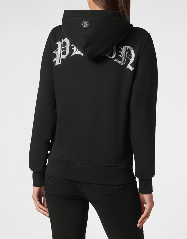 Descubra lo original que es esta sudadera con capucha de forro polar de algodón con estampados y aplicaciones.   Suave forro polar de algodón   Estampados con temática Love Tattoo con pedrería en la parte delantera   Hexágono PP en una insignia de cuero saffiano cosida encima de la capucha    Dos bolsillos con aberturas   Dobladillo de punto elástico   Ajuste: Over