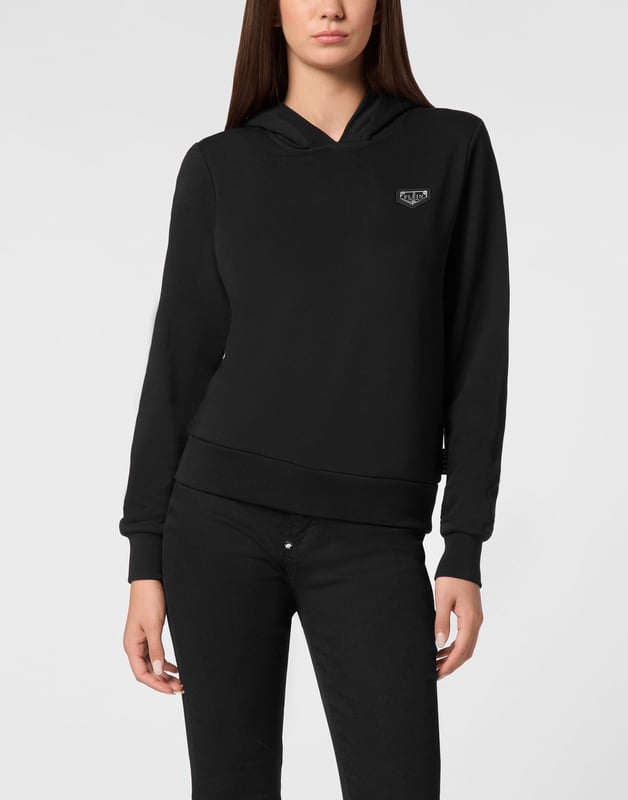 Eleva Tu Estilo Casual con Nuestro Hoodie Elegante  Este hoodie elegante es una adición esencial para tu guardarropa casual. Confeccionado en 100% algodón, combina confort con un toque de audacia, haciéndolo perfecto para cualquier ocasión.    Fresco y Audaz: Cuenta con un parche negro en el pecho que añade un toque único y audaz, distinguiéndolo de los demás.   Confort y Calidez: Fabricado con mangas largas y material 100% algodón para asegurar confort y calidez, ideal para el uso diario.   Toque de Lujo: El icónico logo de Plein en el pecho realza el hoodie con un toque de lujo y sofisticación.   Estilo Versátil: Esta pieza versátil puede vestirse de forma elegante o casual, perfecta para hacer recados o salir con amigos.   Moda y Funcionalidad: Te mantiene viendo y sintiendo genial, ya sea que estés de paseo o relajándote en casa.  Este hoodie está diseñado para ser un elemento básico en tu colección casual, ofreciendo tanto estilo como practicidad para adaptarse a tu estilo de vida.
