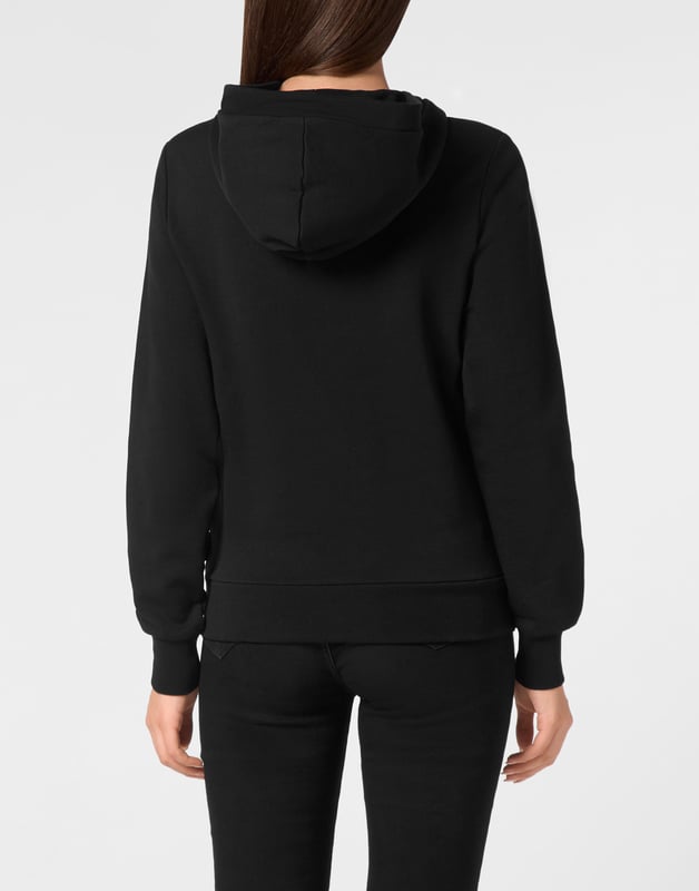 Eleva Tu Estilo Casual con Nuestro Hoodie Elegante  Este hoodie elegante es una adición esencial para tu guardarropa casual. Confeccionado en 100% algodón, combina confort con un toque de audacia, haciéndolo perfecto para cualquier ocasión.    Fresco y Audaz: Cuenta con un parche negro en el pecho que añade un toque único y audaz, distinguiéndolo de los demás.   Confort y Calidez: Fabricado con mangas largas y material 100% algodón para asegurar confort y calidez, ideal para el uso diario.   Toque de Lujo: El icónico logo de Plein en el pecho realza el hoodie con un toque de lujo y sofisticación.   Estilo Versátil: Esta pieza versátil puede vestirse de forma elegante o casual, perfecta para hacer recados o salir con amigos.   Moda y Funcionalidad: Te mantiene viendo y sintiendo genial, ya sea que estés de paseo o relajándote en casa.  Este hoodie está diseñado para ser un elemento básico en tu colección casual, ofreciendo tanto estilo como practicidad para adaptarse a tu estilo de vida.