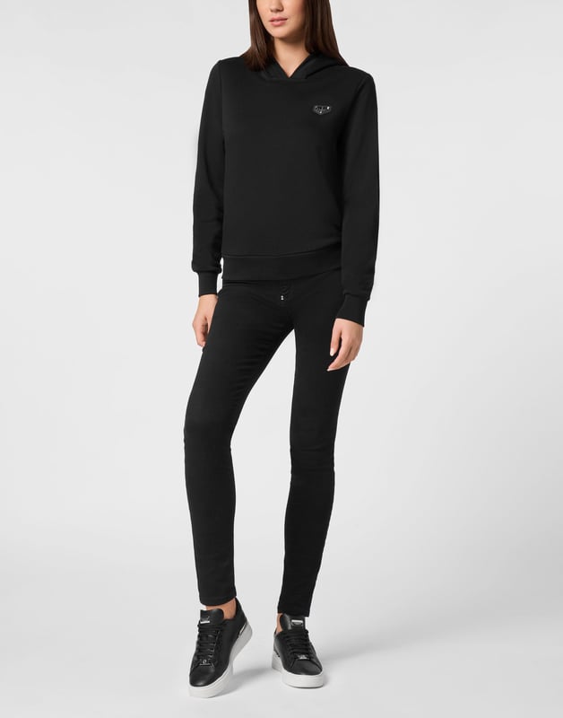 Eleva Tu Estilo Casual con Nuestro Hoodie Elegante  Este hoodie elegante es una adición esencial para tu guardarropa casual. Confeccionado en 100% algodón, combina confort con un toque de audacia, haciéndolo perfecto para cualquier ocasión.    Fresco y Audaz: Cuenta con un parche negro en el pecho que añade un toque único y audaz, distinguiéndolo de los demás.   Confort y Calidez: Fabricado con mangas largas y material 100% algodón para asegurar confort y calidez, ideal para el uso diario.   Toque de Lujo: El icónico logo de Plein en el pecho realza el hoodie con un toque de lujo y sofisticación.   Estilo Versátil: Esta pieza versátil puede vestirse de forma elegante o casual, perfecta para hacer recados o salir con amigos.   Moda y Funcionalidad: Te mantiene viendo y sintiendo genial, ya sea que estés de paseo o relajándote en casa.  Este hoodie está diseñado para ser un elemento básico en tu colección casual, ofreciendo tanto estilo como practicidad para adaptarse a tu estilo de vida.