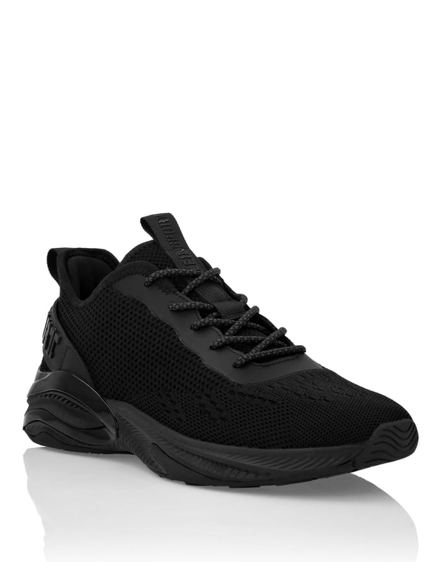 Estos corredores unisex nacen de la creatividad del Plein Sport Lab, con el objetivo de combinar tecnología de vanguardia con un diseño único y excepcional. Malla tejida en jacquard, parte superior dinámica y reforzada, para una protección total. Estructura envolvente para un ajuste estable y cómodo. Logo niquelado en una correa en el contrafuerte del talón. Cordones tubulares. Parche de tigre cosido en la lengüeta. Media suela de goma ergonómica, ultra ligera y de alta tecnología que absorbe impactos. Suela ranurada para un agarre óptimo. Forro interior.