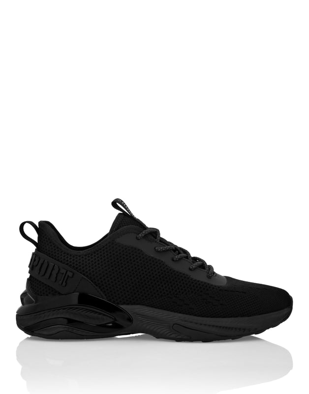 Estos corredores unisex nacen de la creatividad del Plein Sport Lab, con el objetivo de combinar tecnología de vanguardia con un diseño único y excepcional. Malla tejida en jacquard, parte superior dinámica y reforzada, para una protección total. Estructura envolvente para un ajuste estable y cómodo. Logo niquelado en una correa en el contrafuerte del talón. Cordones tubulares. Parche de tigre cosido en la lengüeta. Media suela de goma ergonómica, ultra ligera y de alta tecnología que absorbe impactos. Suela ranurada para un agarre óptimo. Forro interior.