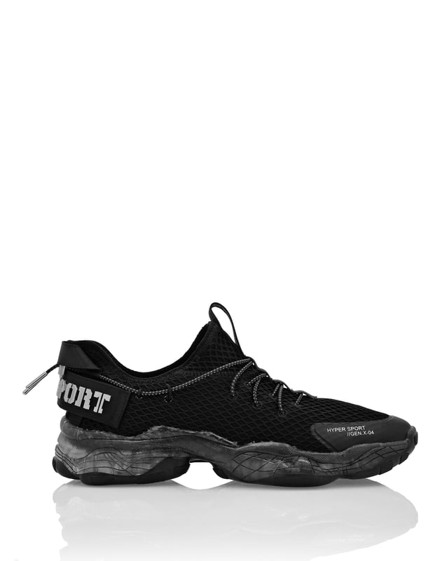 Runner Sneaker Tiger Attack//Gen.x.04 Hyper Sport//Gen.X.04 Laufschuhe wurden entwickelt, um Ihnen zu helfen, dank High-Tech-Materialien und dem gewohnten Stil von Plein Sport über Ihre Grenzen hinauszugehen. Atmungsaktives und ergonomisches Mesh-Obermaterial zum Hineinschlüpfen Stop-Cord-Schnürsenkel, die um den Knöchel verlaufen Gummierter Tiger-Patch auf der Zunge Logo-Riemen an der Fersenkappe, der an der Zuglasche befestigt ist Ultra stoßdämpfende, ultraleichte High-Tech-Zwischensohle Rillen-Außensohle für optimalen Grip Passende farbige Nähte Herausnehmbares Fußbett