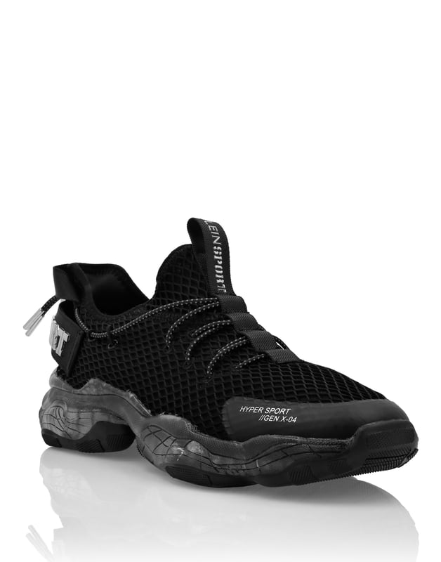 Runner Sneaker Tiger Attack//Gen.x.04 Hyper Sport//Gen.X.04 Laufschuhe wurden entwickelt, um Ihnen zu helfen, dank High-Tech-Materialien und dem gewohnten Stil von Plein Sport über Ihre Grenzen hinauszugehen. Atmungsaktives und ergonomisches Mesh-Obermaterial zum Hineinschlüpfen Stop-Cord-Schnürsenkel, die um den Knöchel verlaufen Gummierter Tiger-Patch auf der Zunge Logo-Riemen an der Fersenkappe, der an der Zuglasche befestigt ist Ultra stoßdämpfende, ultraleichte High-Tech-Zwischensohle Rillen-Außensohle für optimalen Grip Passende farbige Nähte Herausnehmbares Fußbett